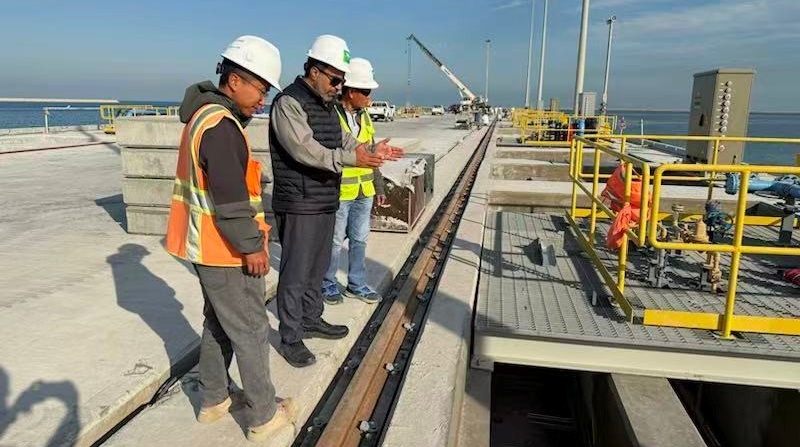 沙特阿美国王港项目总监里亚德·希班(中)在现场工作。沙特阿美供图