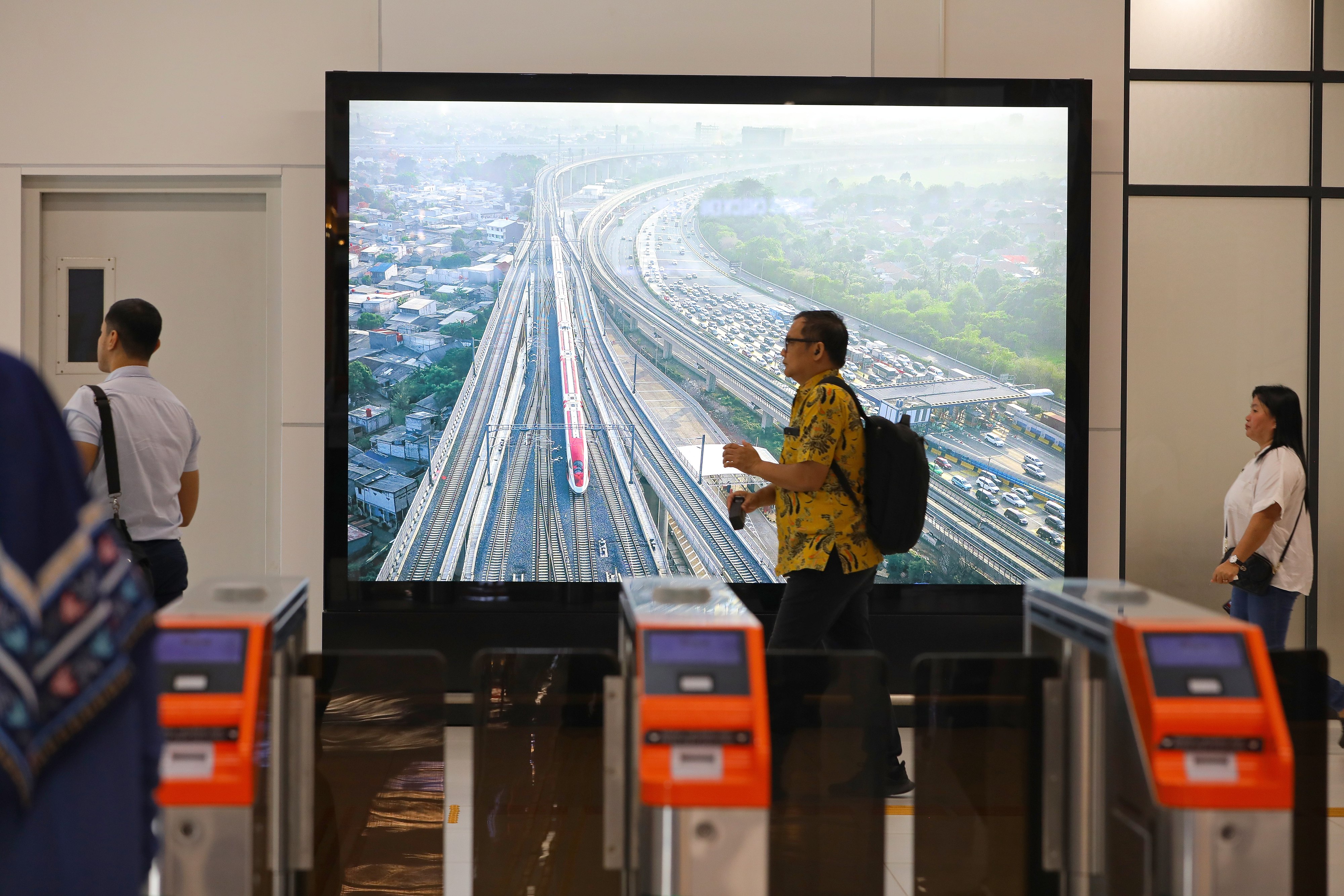 截至10月17日,雅万高铁正式开通运营满两年,累计发送旅客超1200万人次。 截至10月17日,雅万高铁正式开通运营满两年,累计发送旅客超1200万人次。