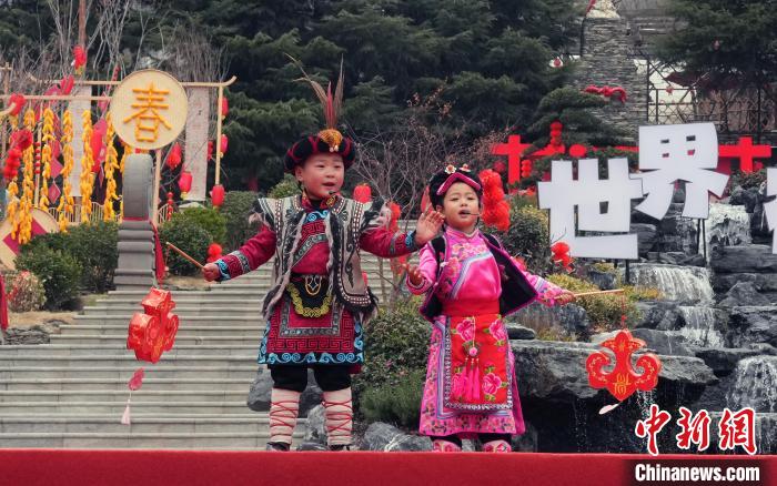 （新春见闻）阿坝州首届村晚在理县桃坪村启幕