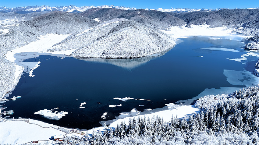 雪后普达措银装素裹，美不胜收。普达措景区供图