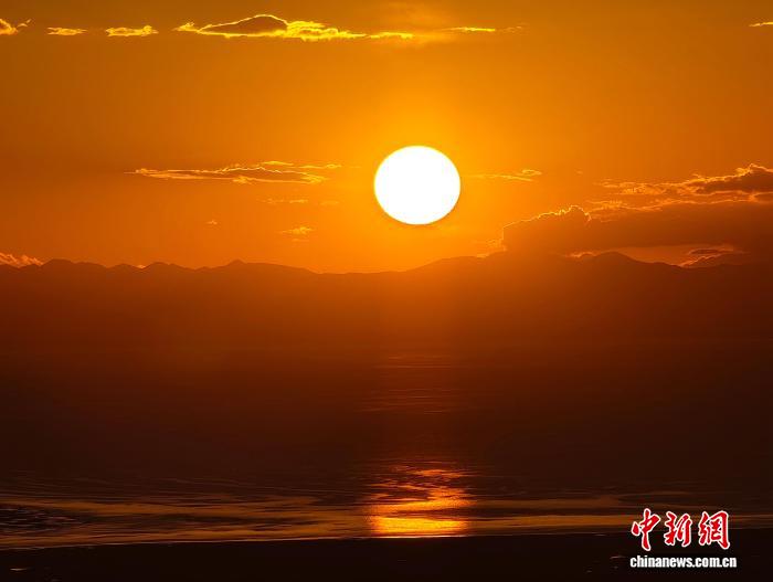 青海湖北岸“云端”观景台：夕阳余晖“染”山川
