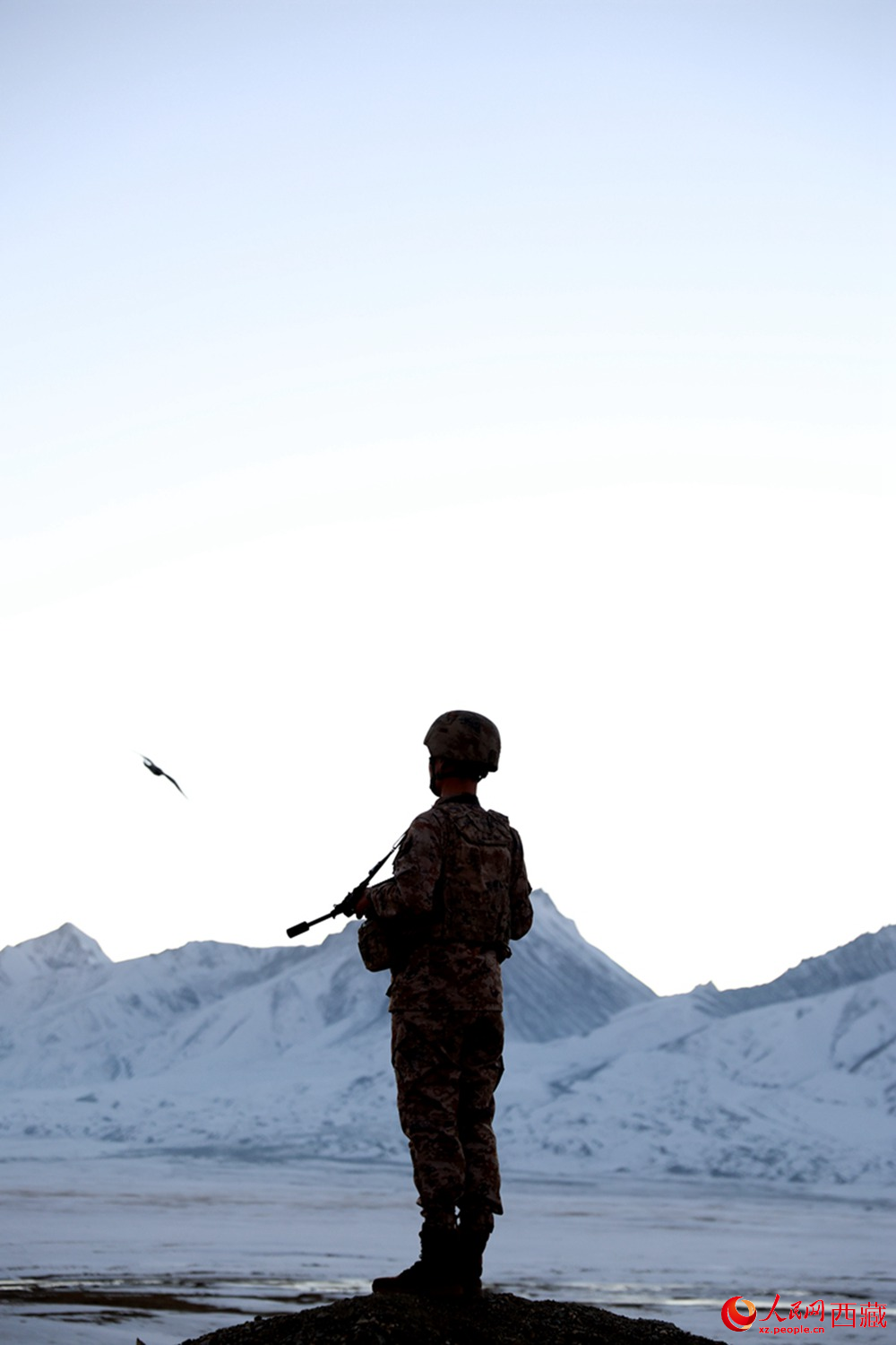 官兵在站岗。人民日报记者 琼达卓嘎摄