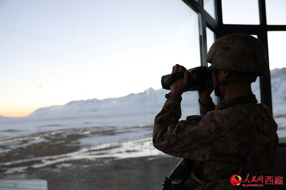 官兵在观察哨所周边情况。人民日报记者 琼达卓嘎摄