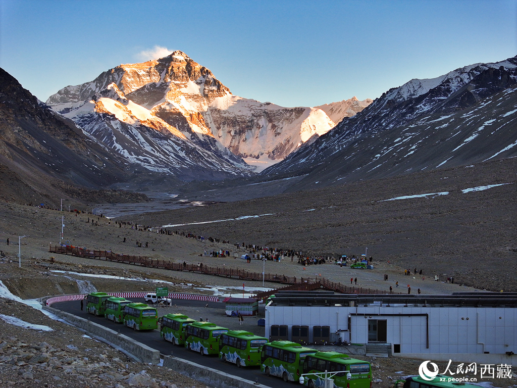 绿巴满载客望峰巅。人民网记者 吴雨仁摄