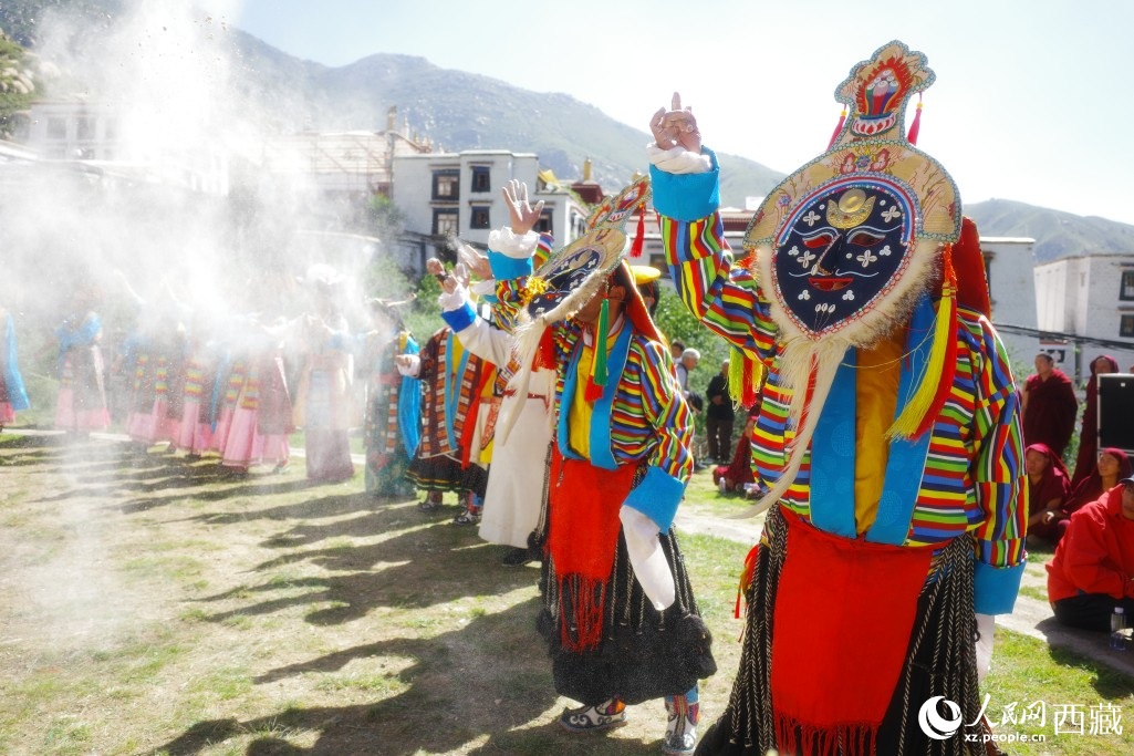 图为伴随吉祥唱词后抛撒糌粑,祝愿现场所有观众平安健康、五谷丰登。人民网记者 次仁罗布摄