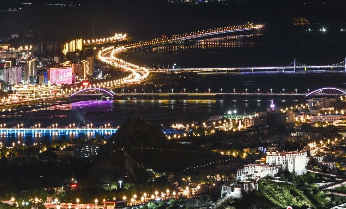 图为拉萨�?璨夜景�?? 中新社记�? 贡嘎来松 �?.jpg