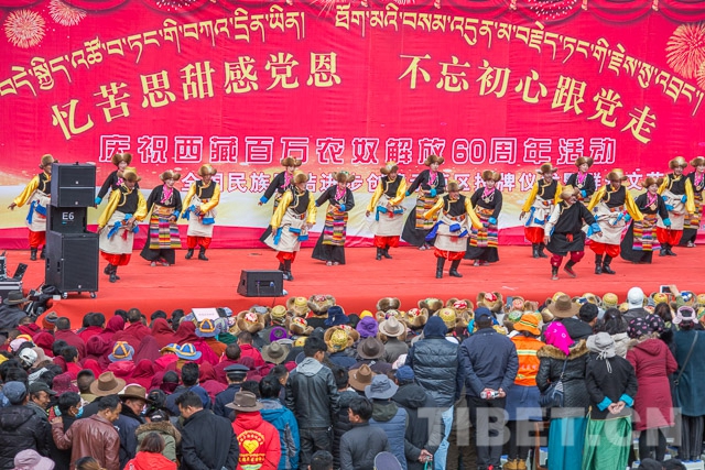 身着盛装的农牧民群众用歌舞庆祝新中国成立70周年,西藏民主改革60