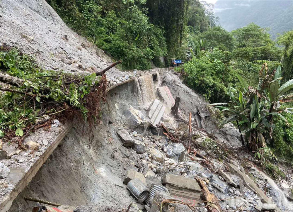 西藏墨脱道路塌方移民管理警察紧急救援