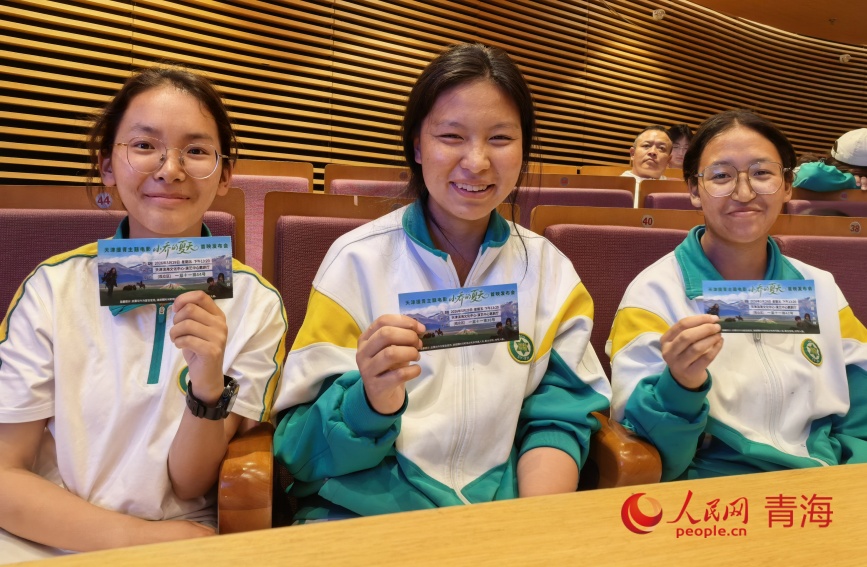 在津求学的“黄南班”学生观看电影。人民网记者 甘海琼摄