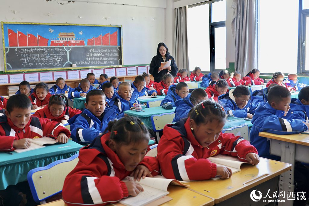 学生在定日县第二小学分流安置点上课。人民日报记者 鲜敢摄